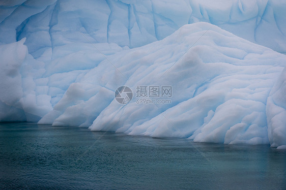 南极勒梅尔海峡的冰山图片