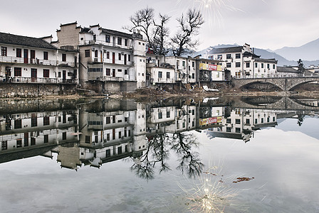安徽省鹿村湖边的传统房屋图片