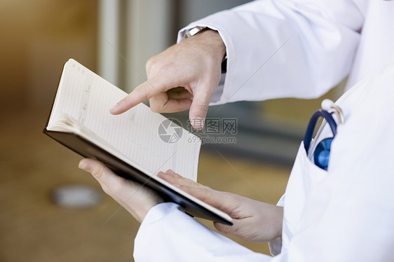两位医生在看记事簿图片