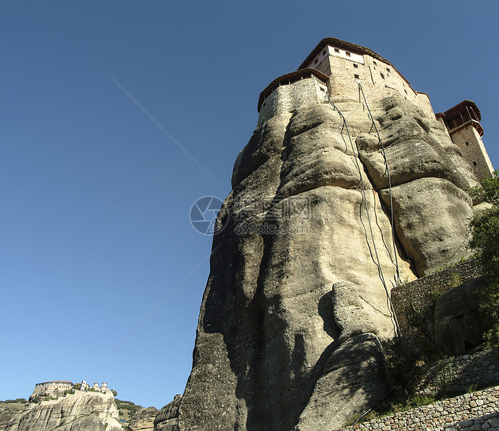希腊岩石山上的鲁萨诺修道院图片