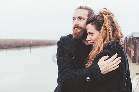 夫妻拥抱迷雾的运河滨水口图片
