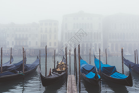 意大利威尼斯迷雾运河上的贡多拉斯图片