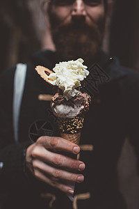 在意大利威尼斯的黑暗小巷里握着冰淇淋的人之手背景图片