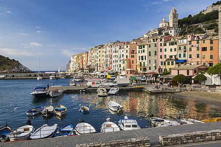 意大利拉斯佩齐亚港口和多彩的公寓大楼图片