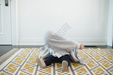 女婴躲在毯子下图片