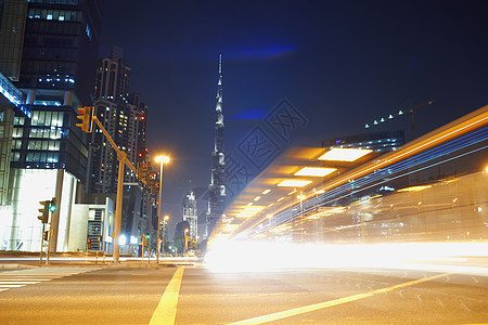 夜间城市景色光线路迹图片