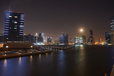 展示迪拜运河夜间城市风景图片