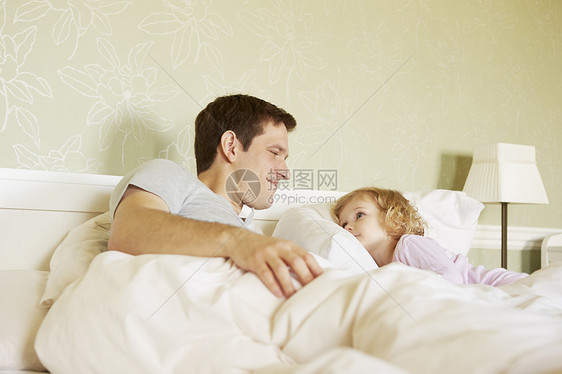 女幼儿和父亲在床上互相看对方图片