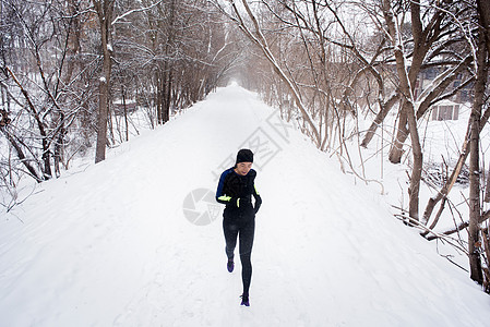 雪地里奔跑的女性图片