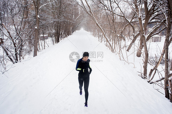 雪地里奔跑的女性图片