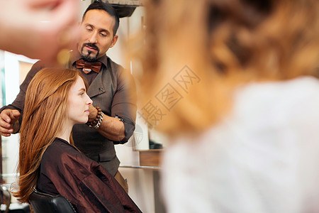 男理发师在给女顾客弄头发图片