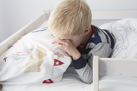 男孩在床上醒来图片素材