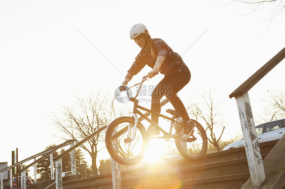 女搭乘BMX骑马下着日光楼梯图片