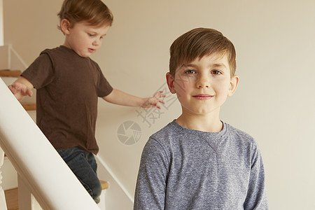 楼梯上男孩和幼儿兄弟的肖像图片