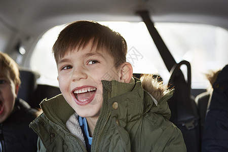男孩在汽车后座大笑图片