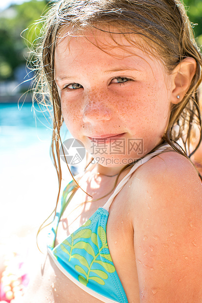 游泳池旁的女生近距离肖像图片