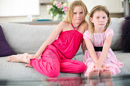 坐在沙发上的两个年轻姐妹肖像图片