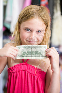 持有美元钞票的女孩肖像图片