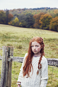 农村环境中年轻女孩的肖像图片