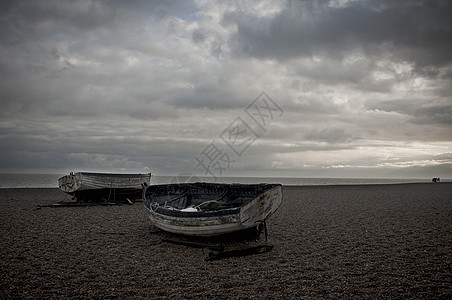 海滩上渔船奥尔德堡苏福克英格兰图片