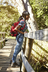 年轻女子徒步旅行从南非开普敦桥看风景图片