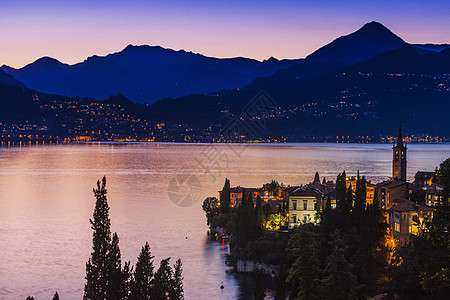 日落时由意大利Varenna的Como湖照亮图片