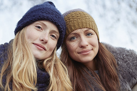 两名女朋友在户外穿戴编织帽子的肖像图片