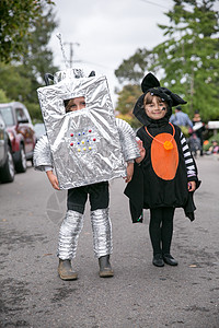 穿着机器人服装的男孩肖像和街上穿着服装的孩高清图片