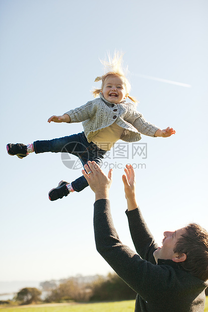 女幼儿由父亲在天空中向蓝投掷空图片