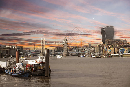 伦敦日落时市风景显示塔桥对讲机泰晤士河英国伦敦图片