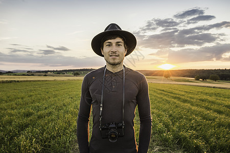 中成年男子的肖像站在田野SLR摄像机围着脖子纽林根巴登符腾堡德国图片