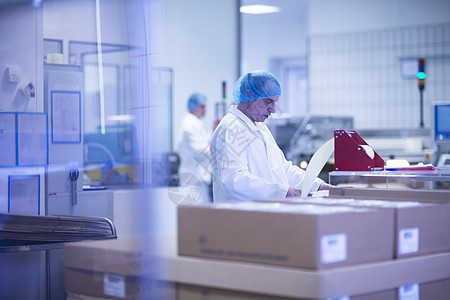 制药厂生产线上工人包装医药产品图片