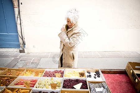 在当地市场看果干的老年人图片