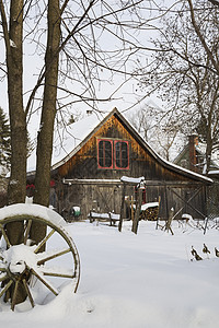 大雪中的小木屋图片