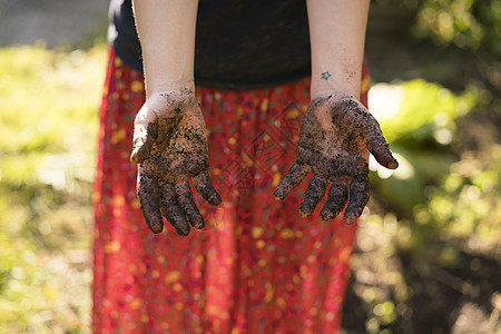 女人沾满泥巴的手图片