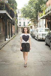美国路易斯安那州新奥尔良法语区街上行走的妇女图片
