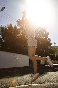 南非开普敦街上少女跳跃的瞬间图片