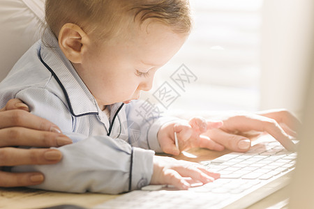 婴儿在键盘上打字图片