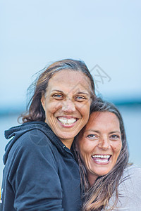两个女人在海边微笑图片