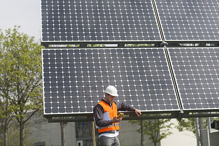 年轻男工程师在操作太阳能电池板图片