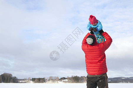 父亲在雪地中抱着儿子图片
