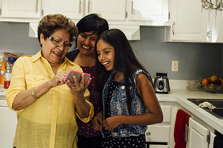 看着手机微笑的三代人图片