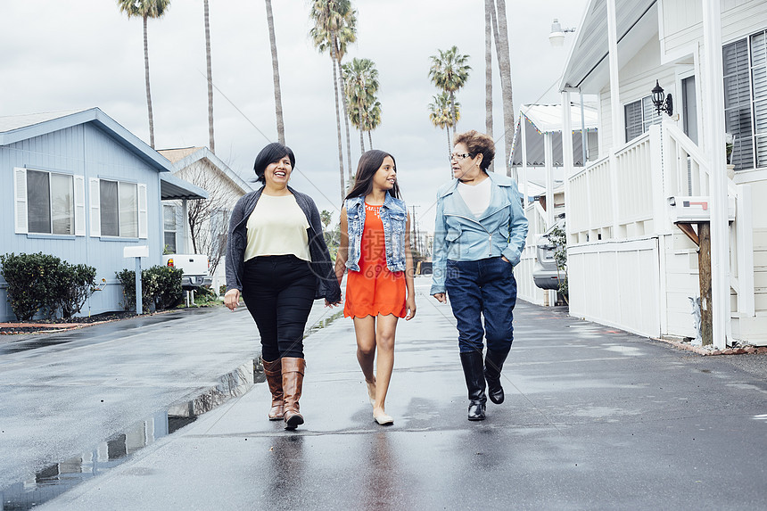 三代人手牵手走在街上