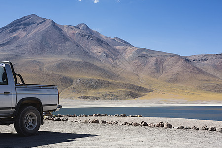 智利圣佩德罗阿塔卡马湖边的车辆图片