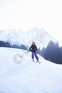 滑雪的少女图片