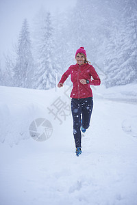 瑞士格斯塔德市大雪中跑步的女性图片