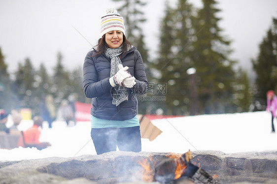 妇女在烤火加拿大温哥华图片