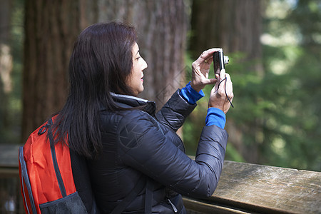 加拿大温哥华背包的女人在拍照加拿大温哥华图片