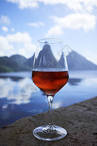 海岸上的一杯玫瑰葡萄酒图片