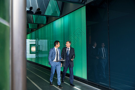 联合王国伦敦商人在现代玻璃建筑中行走图片